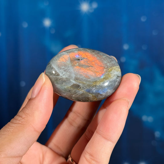 Labradorite palm - 1 3/4 × 1 3/8 × 3/4 in - 1.6 oz