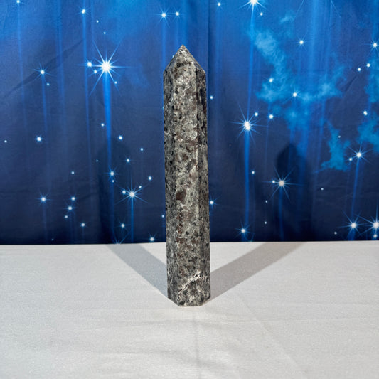 Sodalite-Syenite Tower – Yooperlite® • 0.865 kg