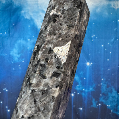 Larvikite Tower – Flashy • 0.992 kg