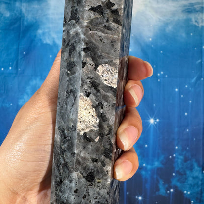 Larvikite Tower – Flashy • 0.992 kg