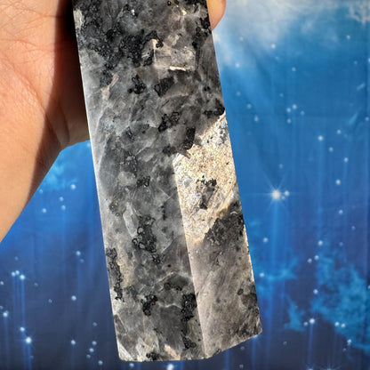 Larvikite Tower – Flashy • 0.992 kg