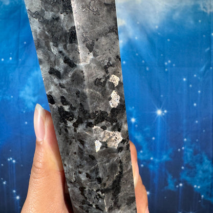 Larvikite Tower – Flashy • 1.012 kg