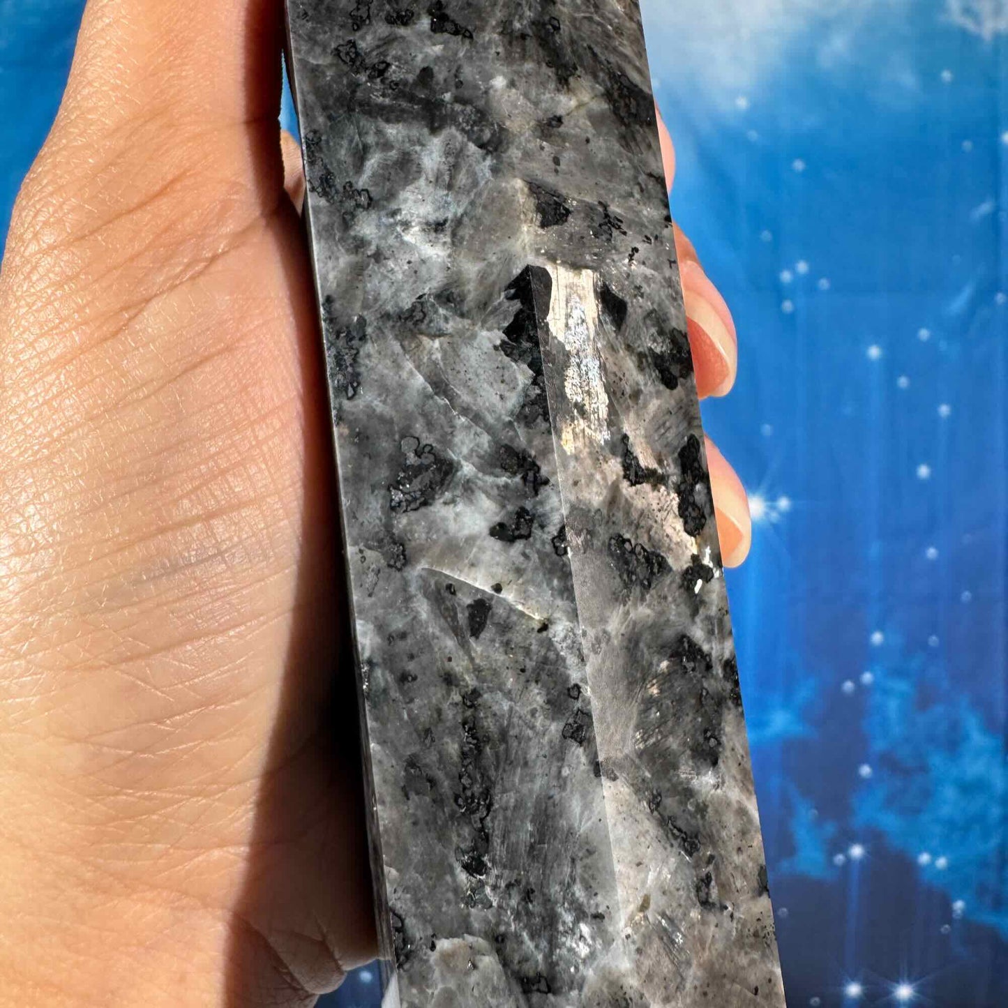 Larvikite Tower – Flashy • 1.012 kg