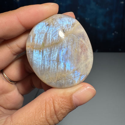 Belomorite palm stone - 1 7/8 × 1 5/8 × 5/8 in - 1.6 oz