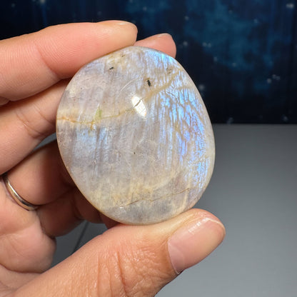 Belomorite palm stone - 1 7/8 × 1 5/8 × 5/8 in - 1.6 oz