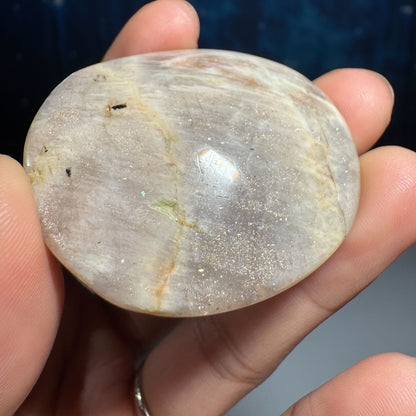 Belomorite palm stone - 1 7/8 × 1 5/8 × 5/8 in - 1.6 oz