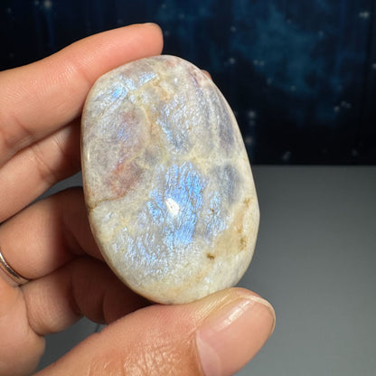 Russian Moonstone with Sunstone Palm Stone – Belomorite • 0.060 kg