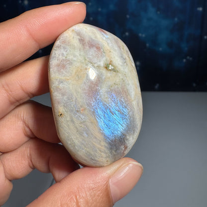 Russian Moonstone with Sunstone Palm Stone – Belomorite • 0.060 kg