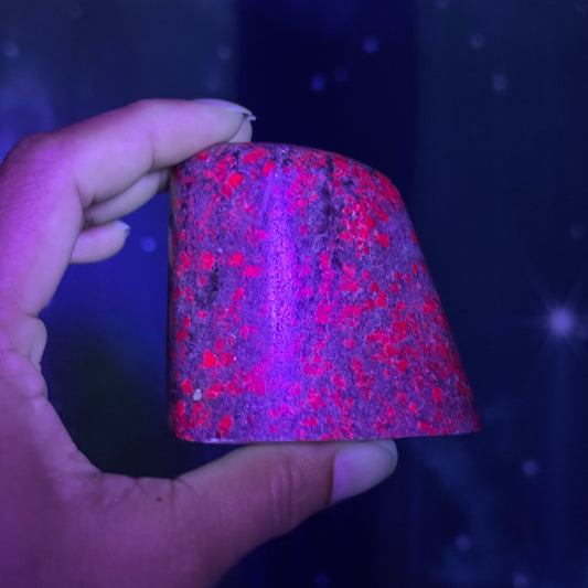 Ruby in Fuchsite Free Form – UV-Reactive • 0.323 kg