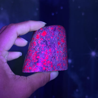 Ruby in Fuchsite Free Form – UV-Reactive • 0.323 kg
