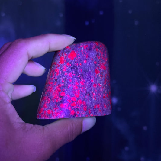 Ruby in Fuchsite Free Form – UV-Reactive • 0.323 kg