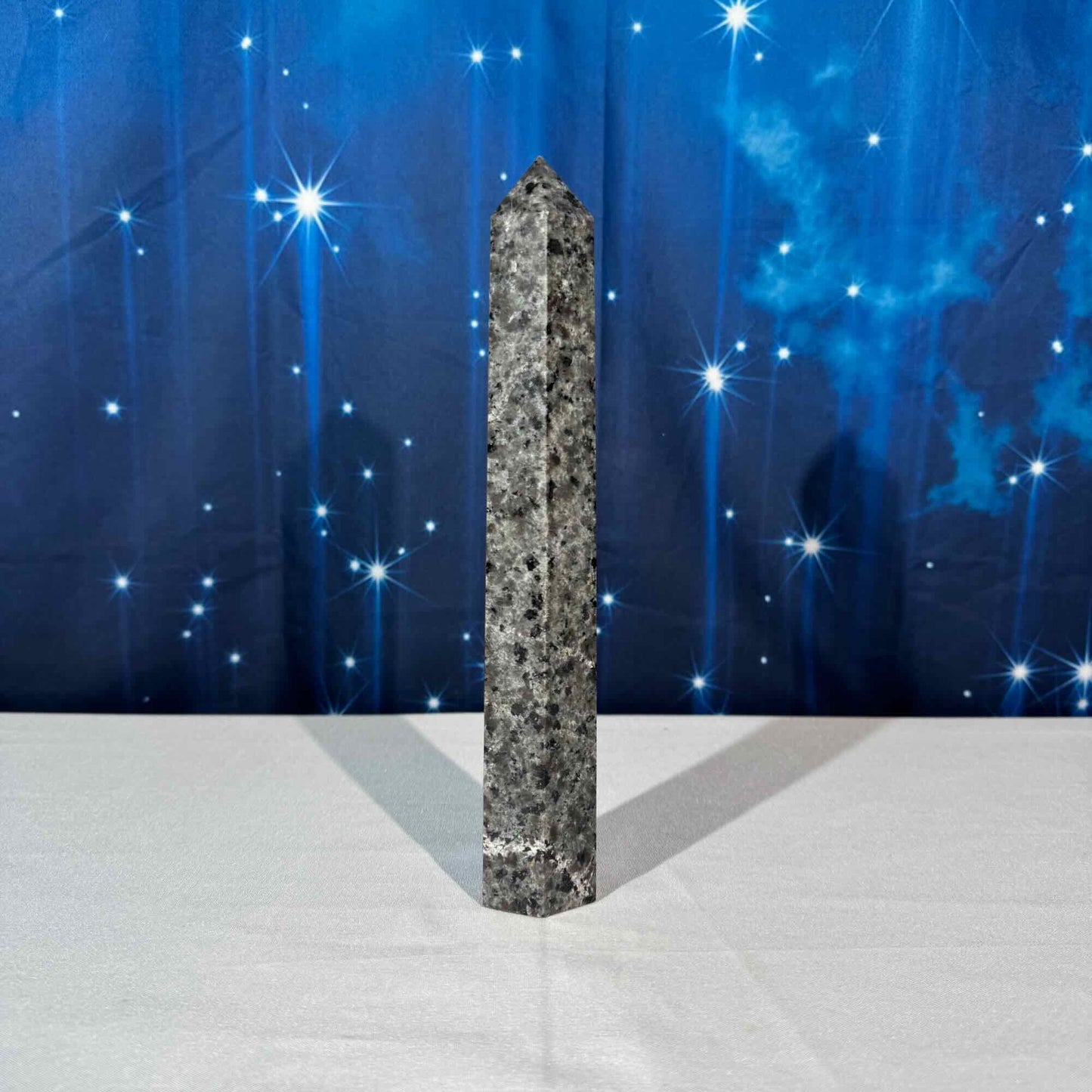 Sodalite-Syenite Tower – Yooperlite® • 0.814 kg
