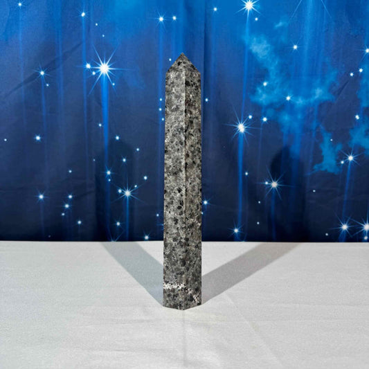 Sodalite-Syenite Tower – Yooperlite® • 0.814 kg