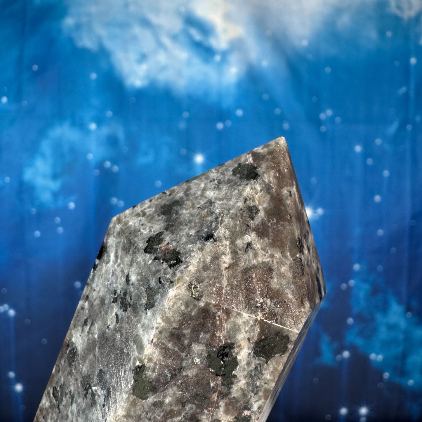 Sodalite-Syenite Tower – Yooperlite® • 0.814 kg