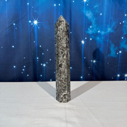 Sodalite-Syenite Tower – Yooperlite® • 0.865 kg