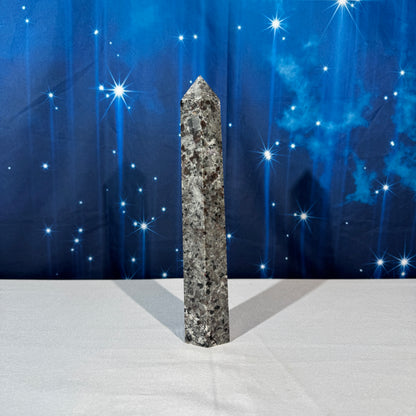 Sodalite-Syenite Tower – Yooperlite® • 0.865 kg