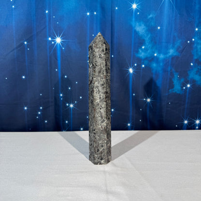Sodalite-Syenite Tower – Yooperlite® • 0.865 kg