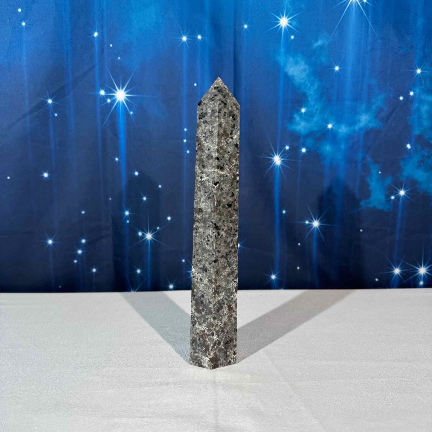 Sodalite-Syenite Tower – Yooperlite® • 0.865 kg