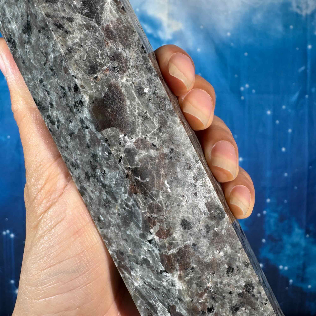 Sodalite-Syenite Tower – Yooperlite® • 0.865 kg
