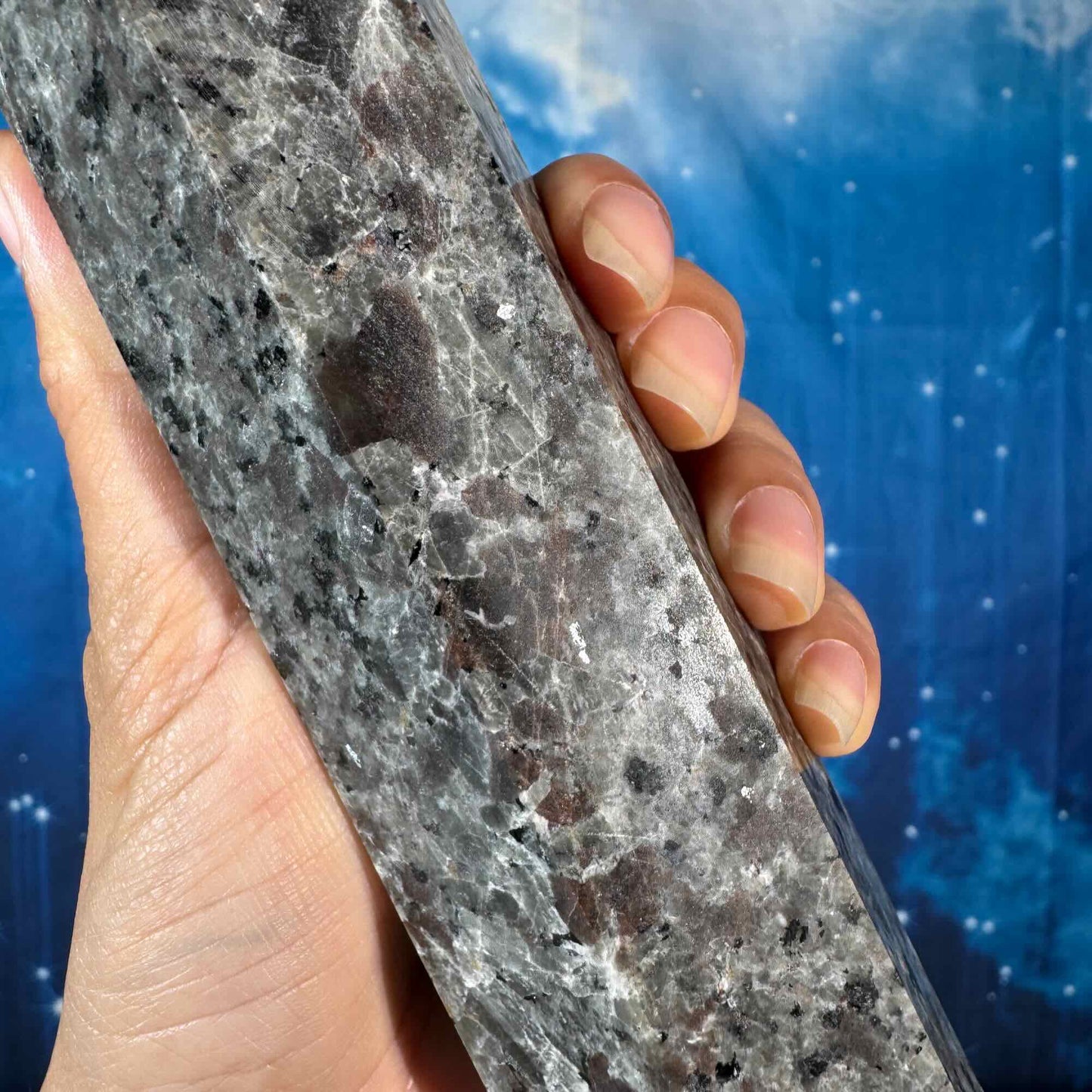 Sodalite-Syenite Tower – Yooperlite® • 0.865 kg