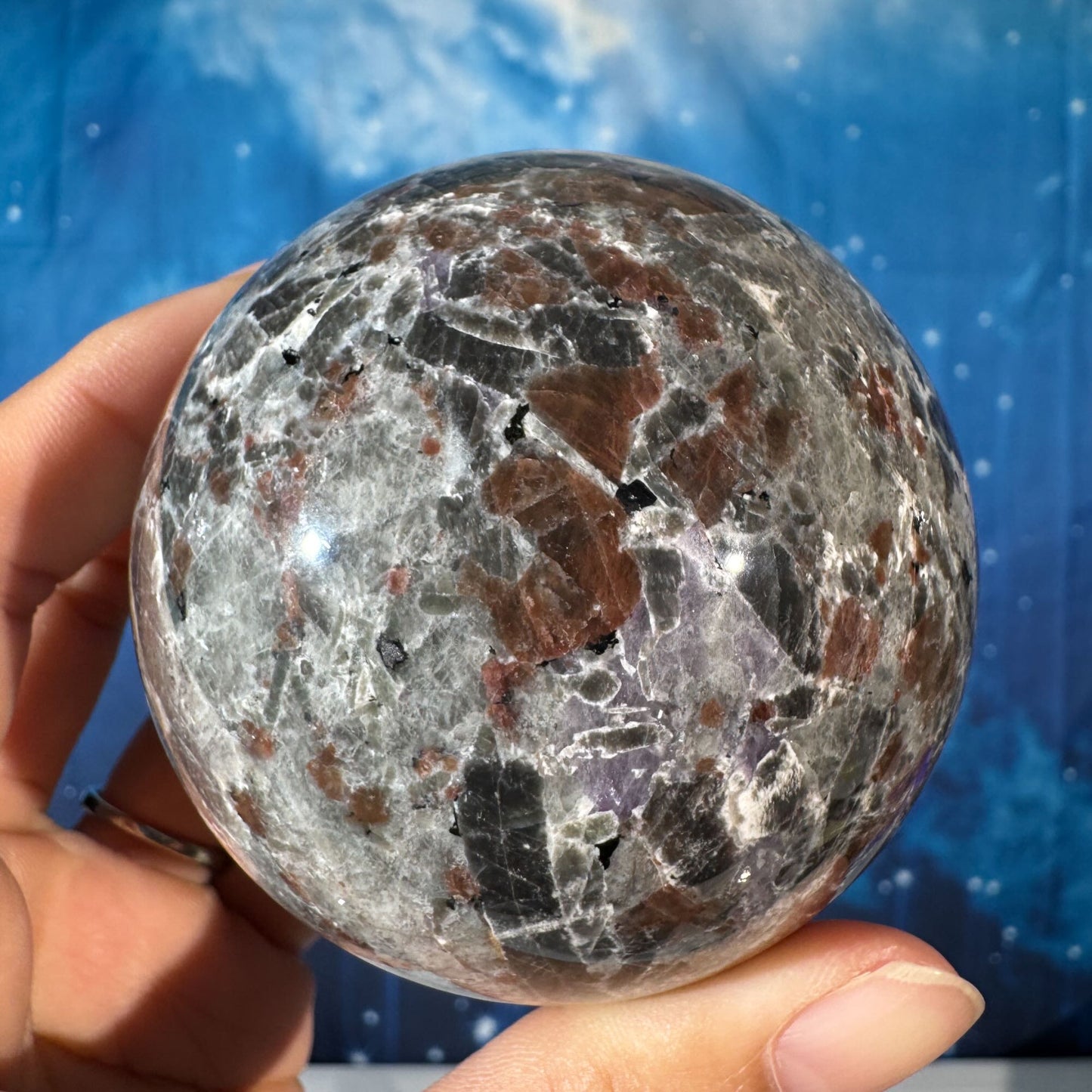 Sodalite-Syenite Sphere – Yooperlite® • 0.462 kg