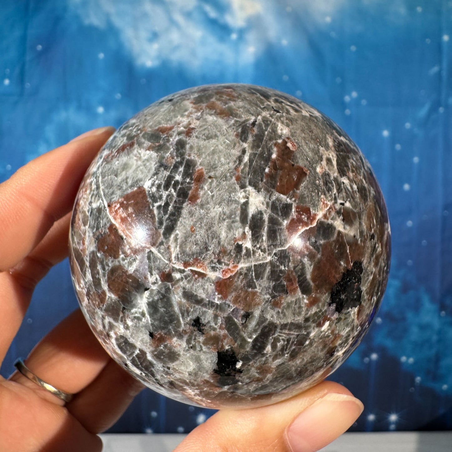 Sodalite-Syenite Sphere – Yooperlite® • 0.462 kg