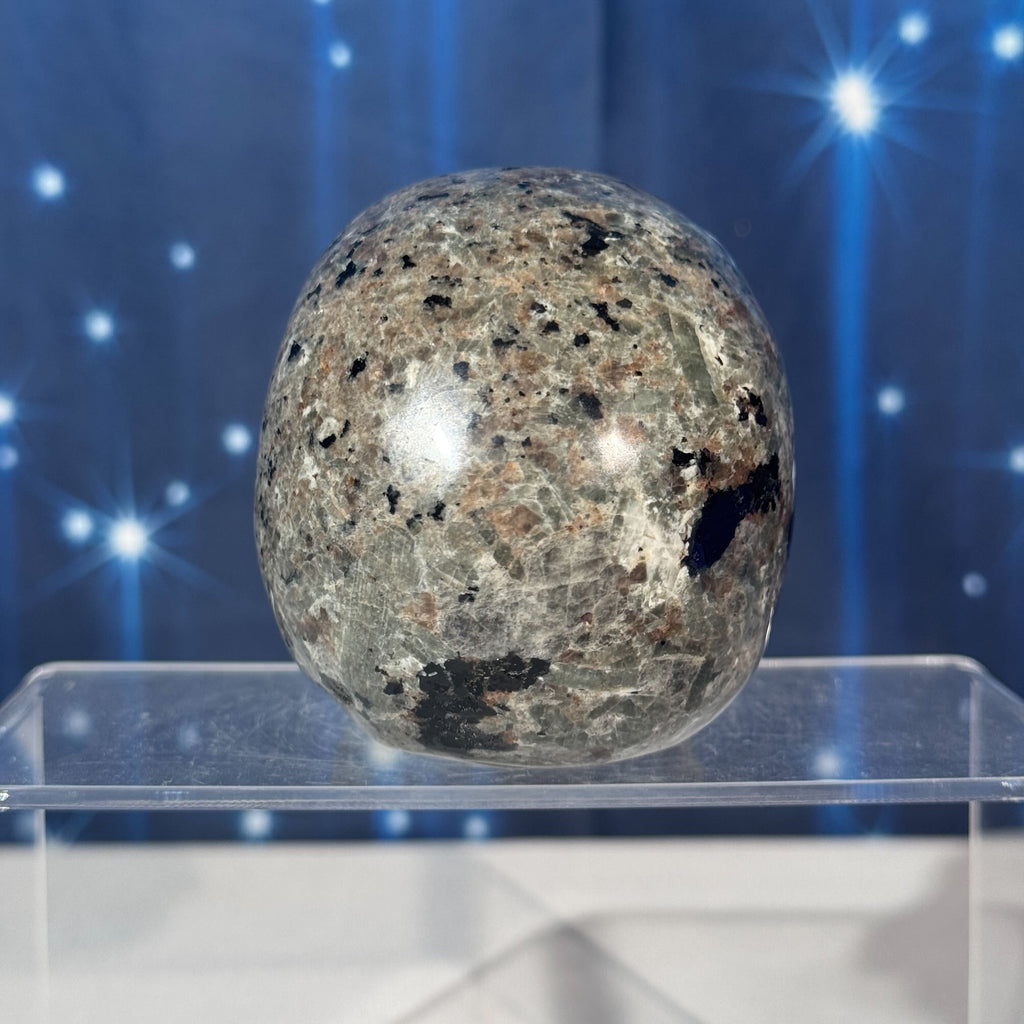 Sodalite-Syenite Skull – Yooperlite® • 0.644 kg