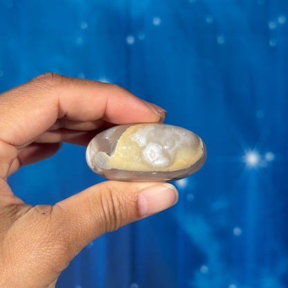 Flower Agate Round Palm Stone – 0.085 kg