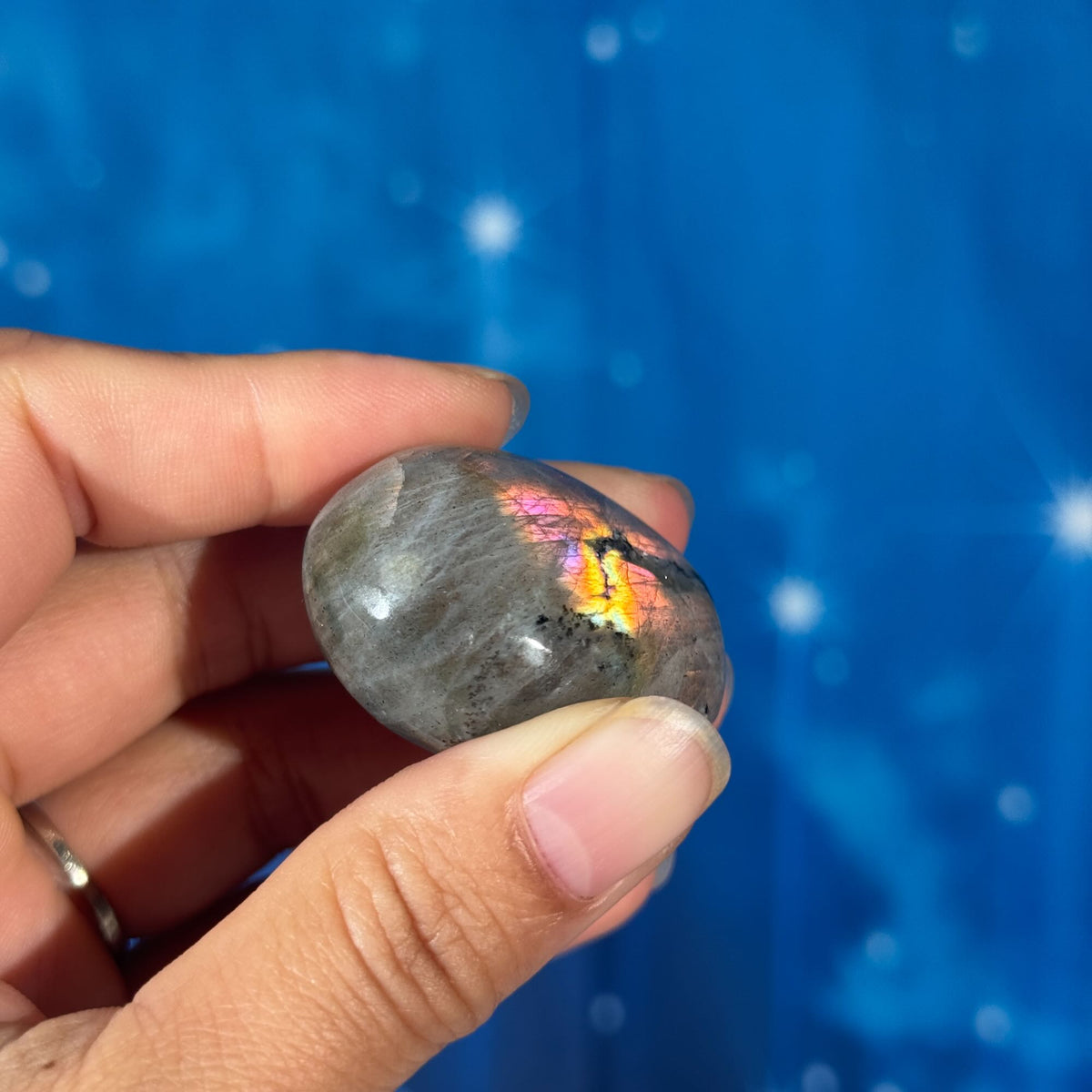 Labradorite Palm Stone – 0.045 kg