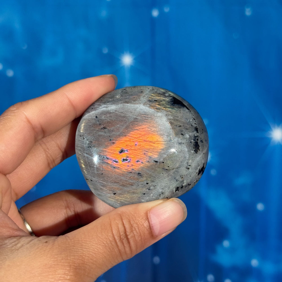 Labradorite Palmstone – 0.136 kg