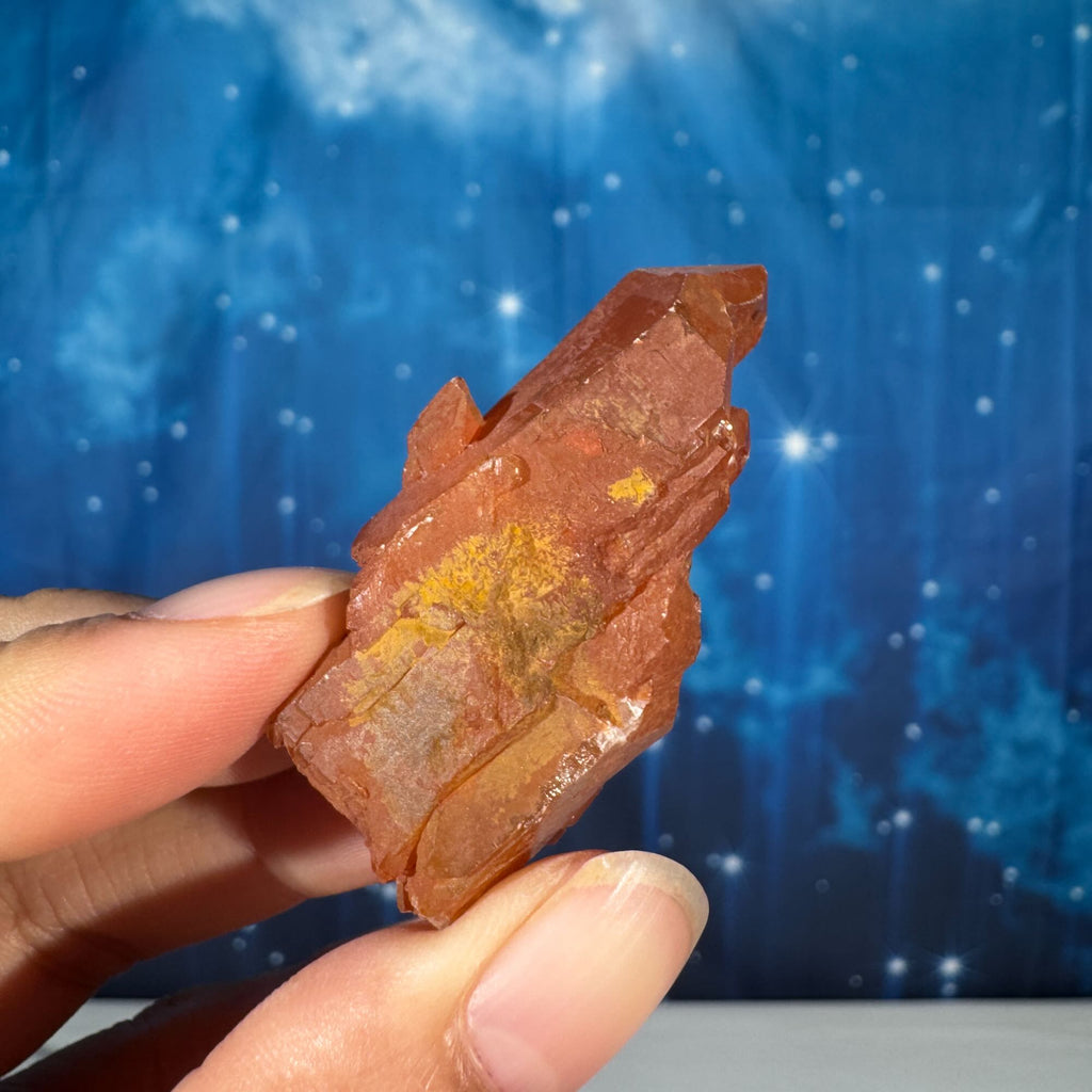Iron-Stained Quartz Cluster – 0.028 kg