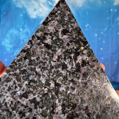 Indigo Gabbro Pyramid – 0.706 kg