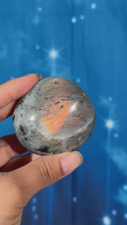Labradorite Palm Stone – 0.136 kg