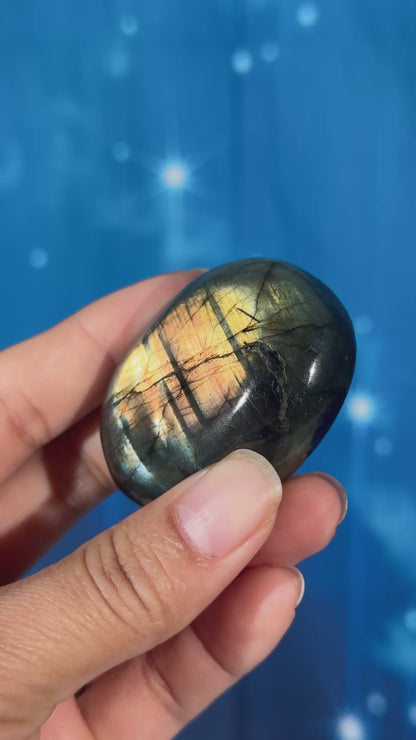 Labradorite Palm Stone – 0.082 kg